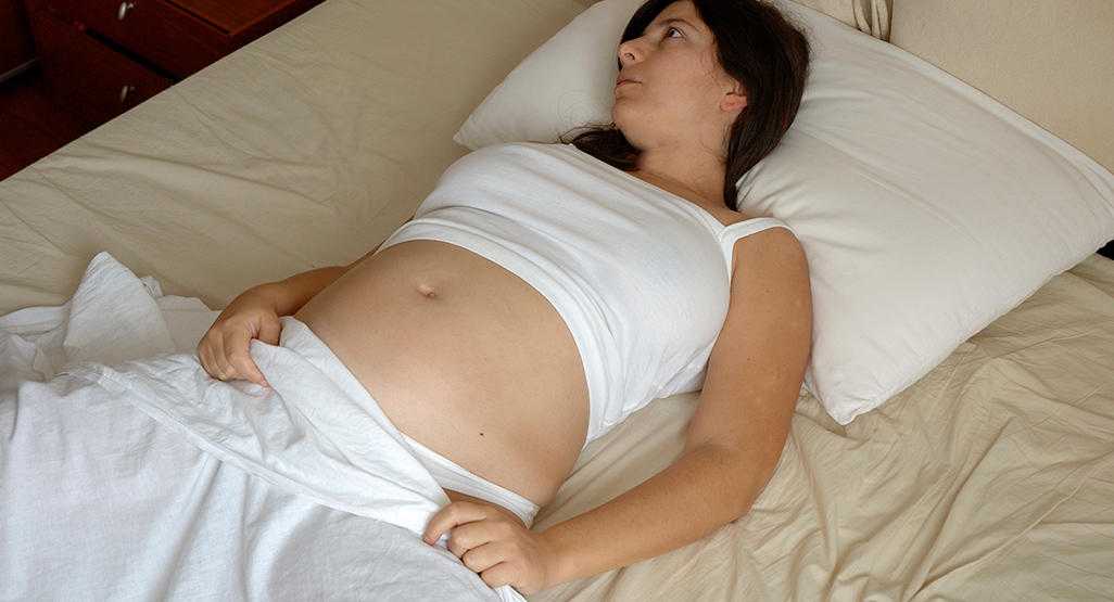 Девушки спящие на животе. Беременные женщины спят. Спящие беременные.