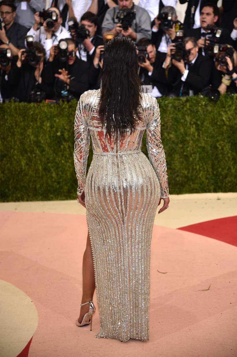 Ким Кардашьян в платье