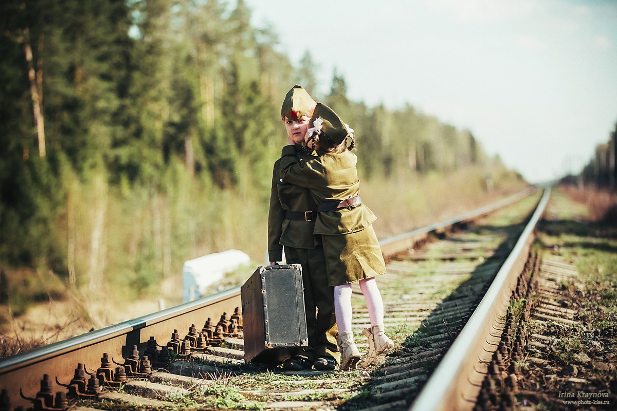 Провожающая в путь. Солдат уходит. Солдат на перроне. Детская фотосессия на железной дороге. Семейная фотосессия на рельсах.