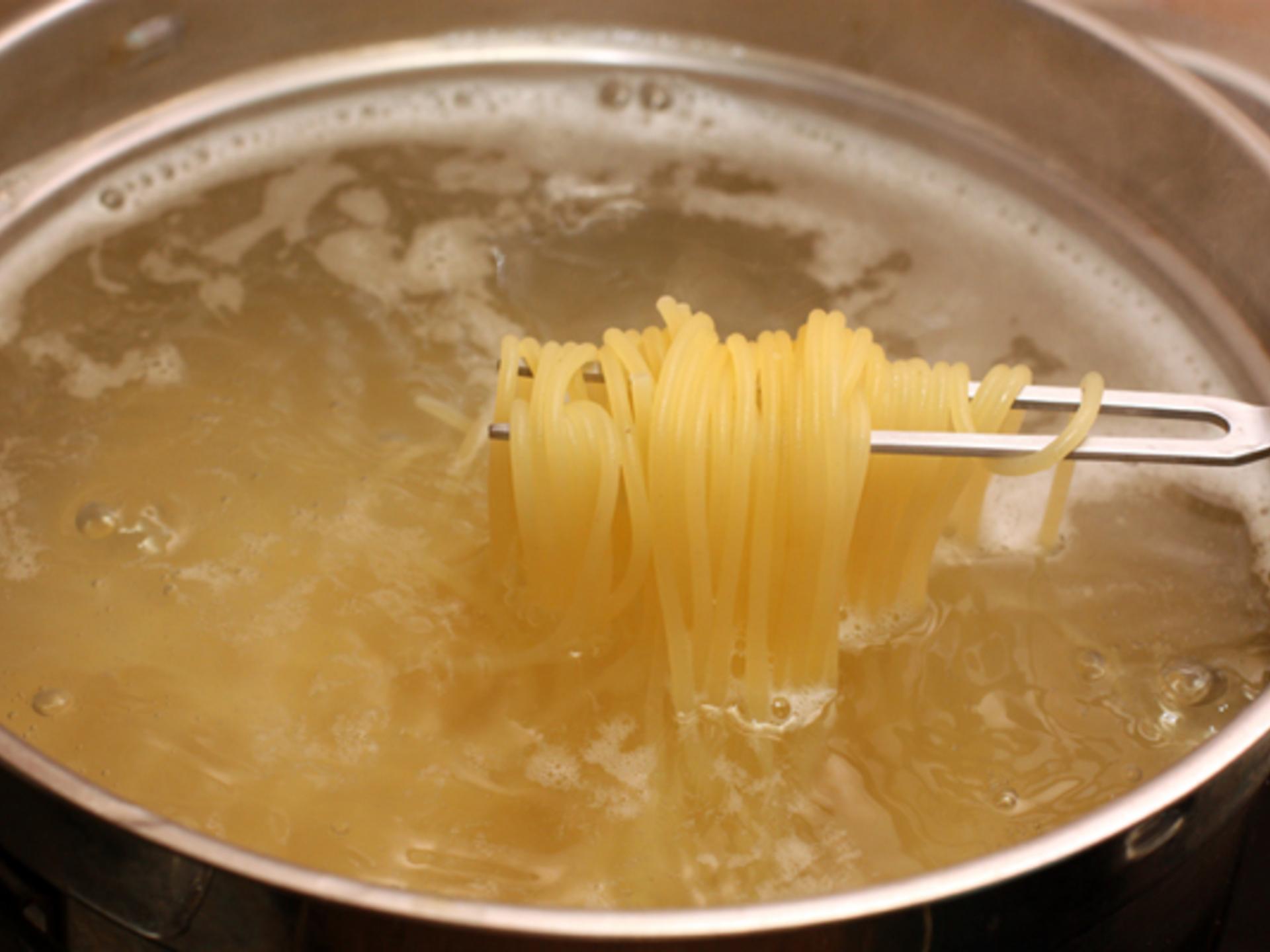 В подсоленной воде варят. Макароны варятся. Перемешивать макароны. Отварить спагетти. Макароны в кастрюле.