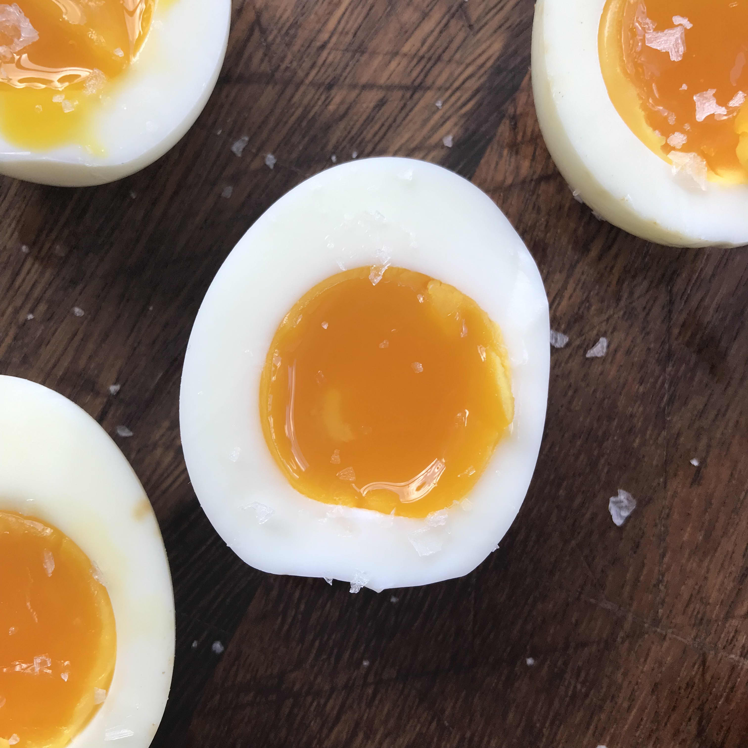 Яйцо во смятку варить. Яйца всмятку. Яйцо вареное всмятку. Варка яиц всмятку. Яйцо с жидким желтком.