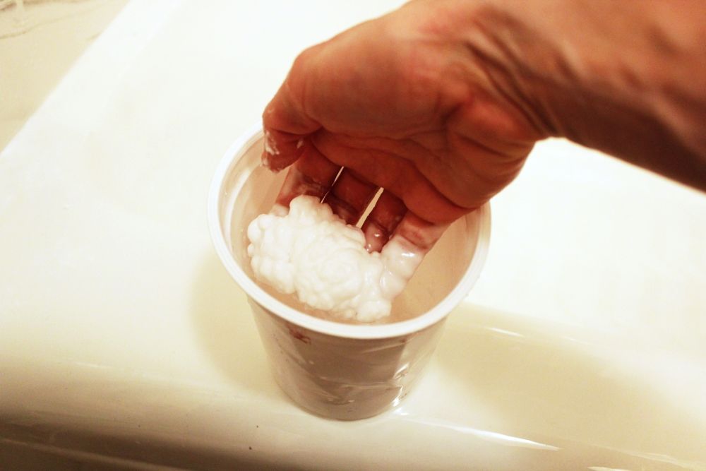 Чистка ванной содой. Ванна с содой для чего. Теплую ванну с содой помыть влагалище. Как отмыть Гейзер из соли от ванны.