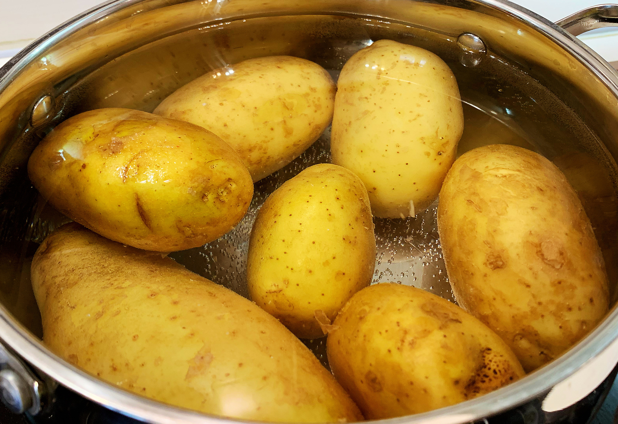 Картошку варить в холодной или горячей воде. Картофель варится. Картофель в мундире. Вареная картошка. Картофель вареный в мундире.