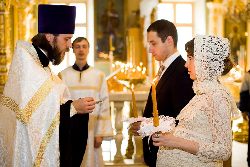 Участники венчания. Таинство венчания. Католическое венчание. Венчание в католичестве. Платье для венчания в церкви.