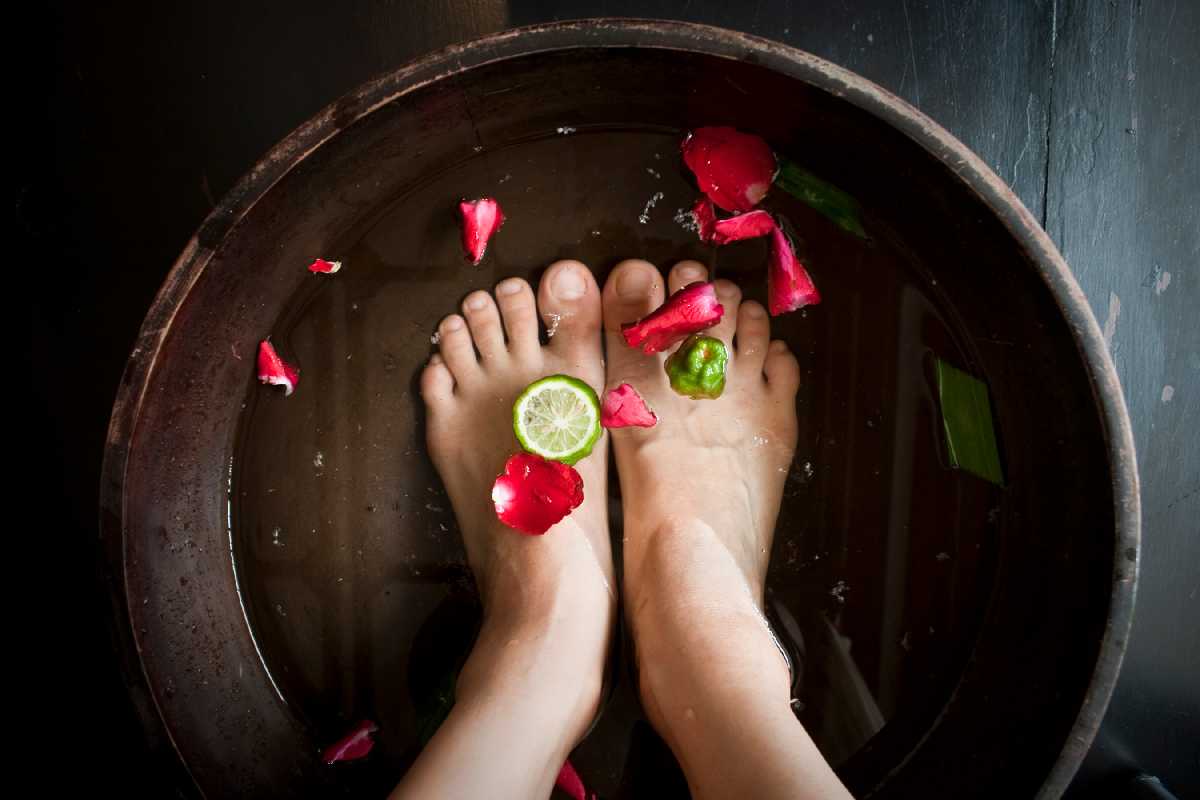 Ванночка для ног спа. Ванночка для педикюра. Ванночка для ног с лепестками роз.