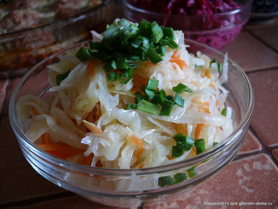 Салат из квашеной капусты. Салат с квашеной капустой. Салат из квашеной капусты с луком. Квашеная капуста - с зеленым луком. Салат из квашеной капусты с зеленым луком.