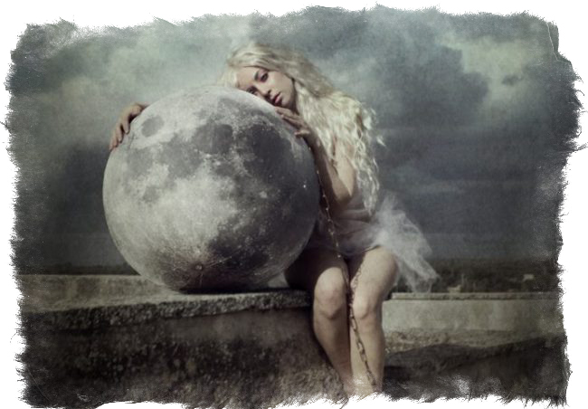 Луна и женщина. Фото Chiara Fersini