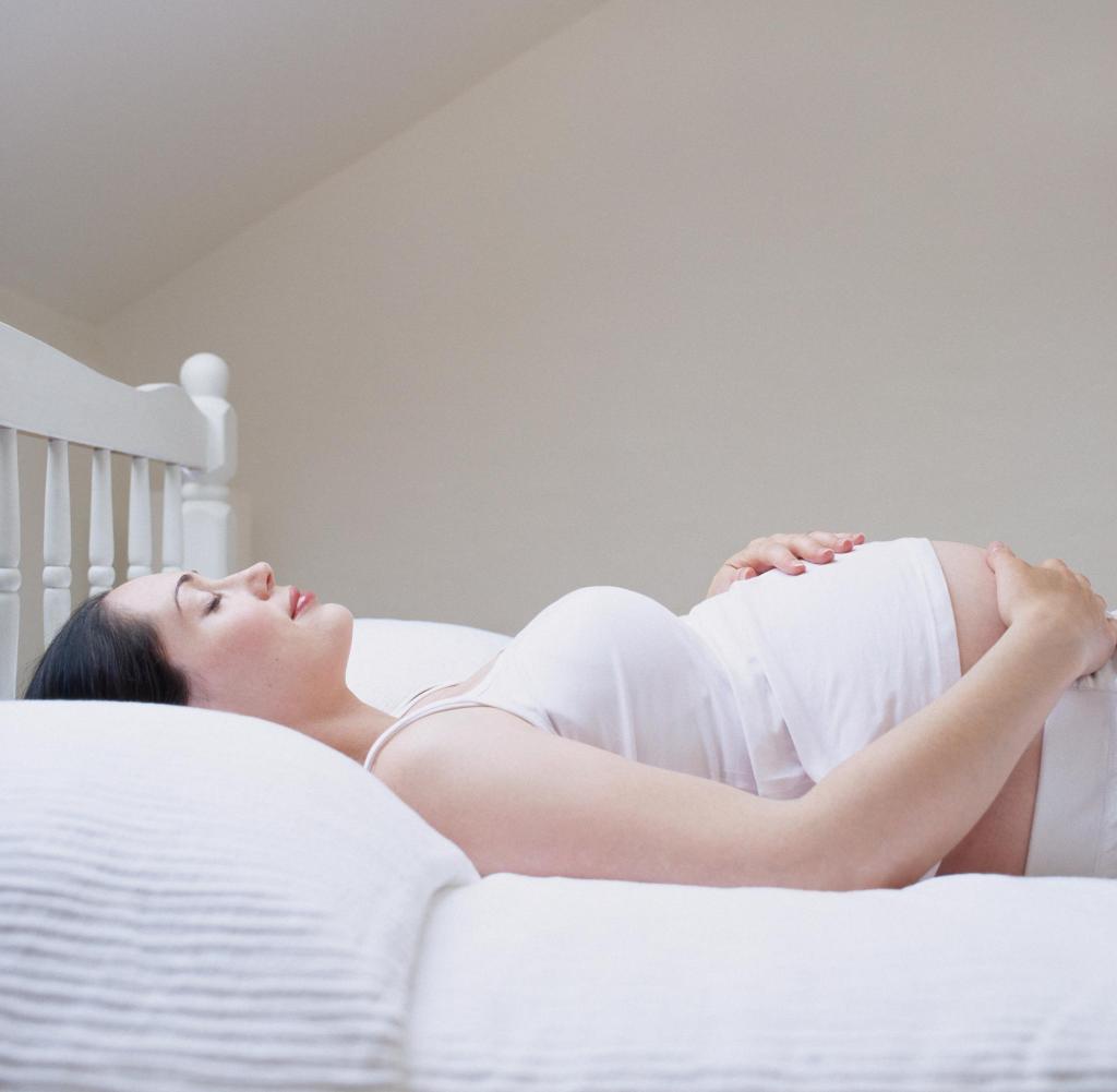 Как правильно ложиться беременным на кровать
