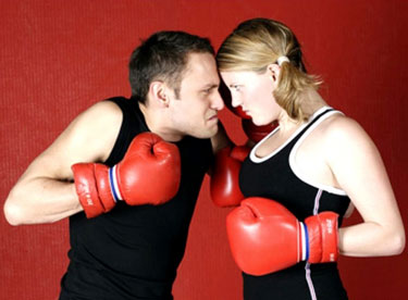 Парень и девушка в боксерских перчатках