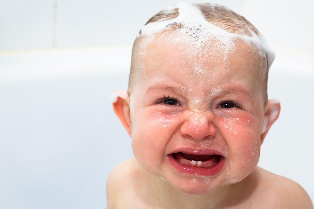 Малыш плачет после ванны