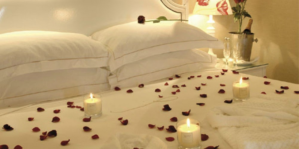 Брачная постель. Спальня для новобрачных. Брачная кровать. Лепестки роз на постели. Кровать для брачной ночи.