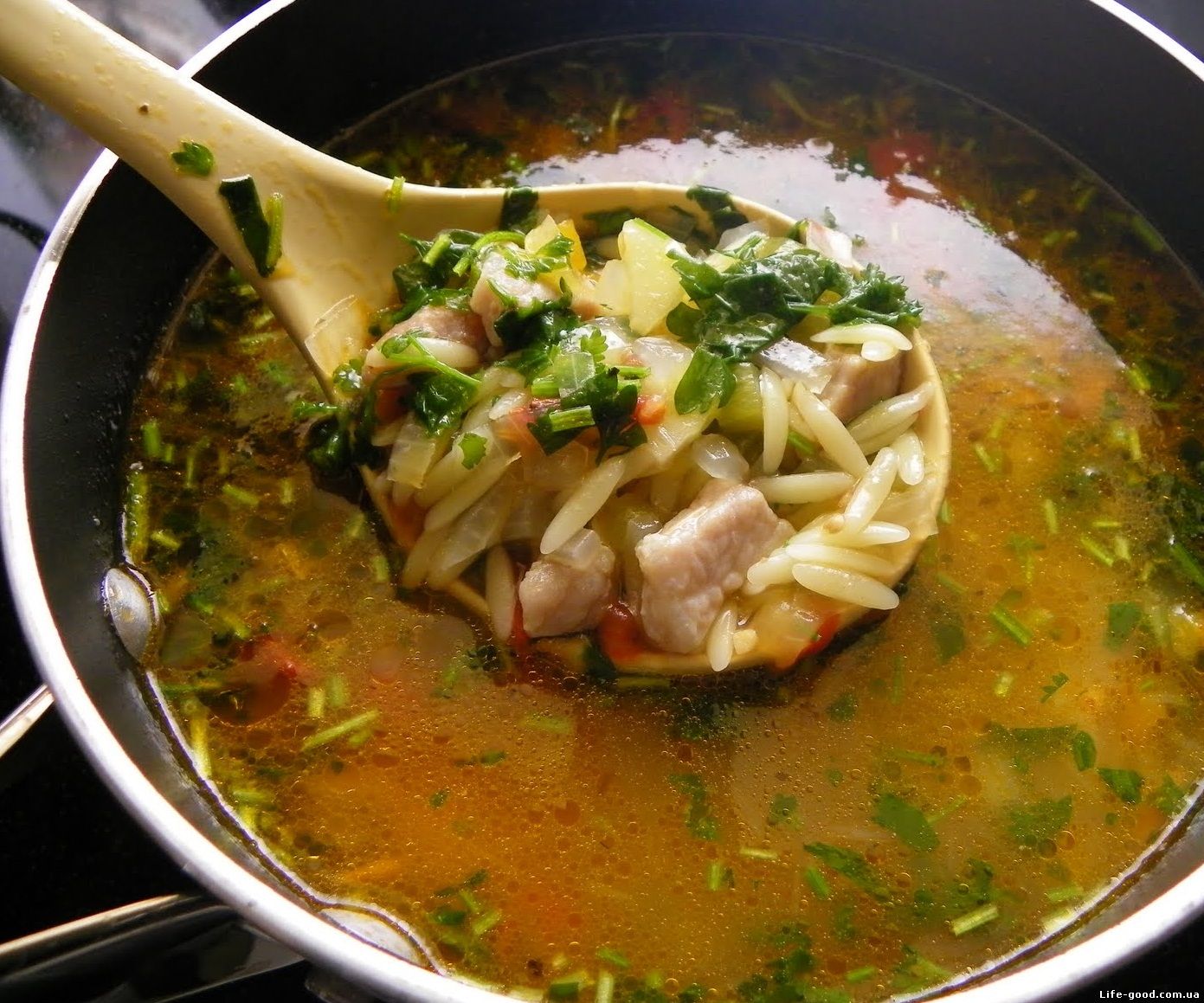 Суп со свининой простой рецепт. Суп из свинины. Похлебка из свинины. Суп со свининой и картошкой. Суп с жареным мясом.