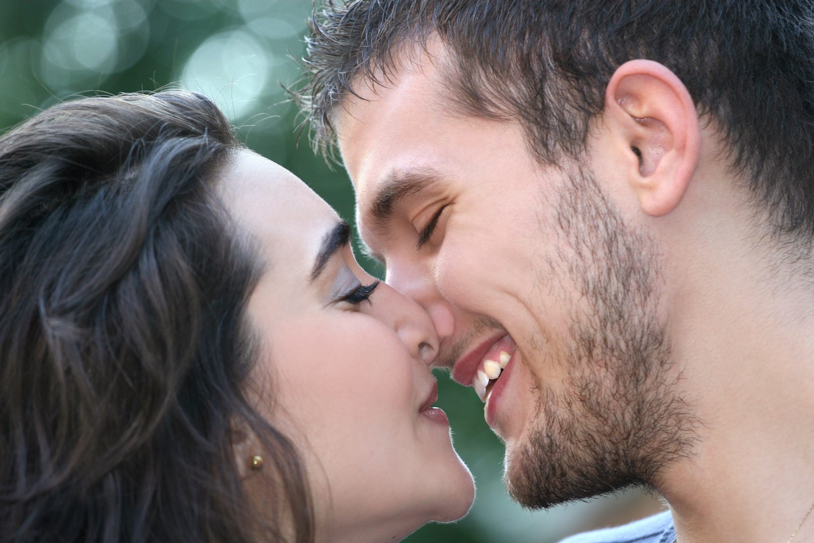 Где муж и жена целовались. Как целуются люди. Как надо поцеловать мужчина. Фотографию надо поцеловаться. Сток фото мужчина хочет целовать с боку.