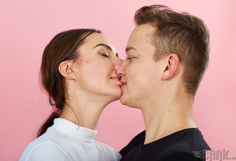 Скольких лет можно целоваться. Поцелуй с языком техника. Вакуумный поцелуй. Французский Тип поцелуя. Как целоваться в губы.