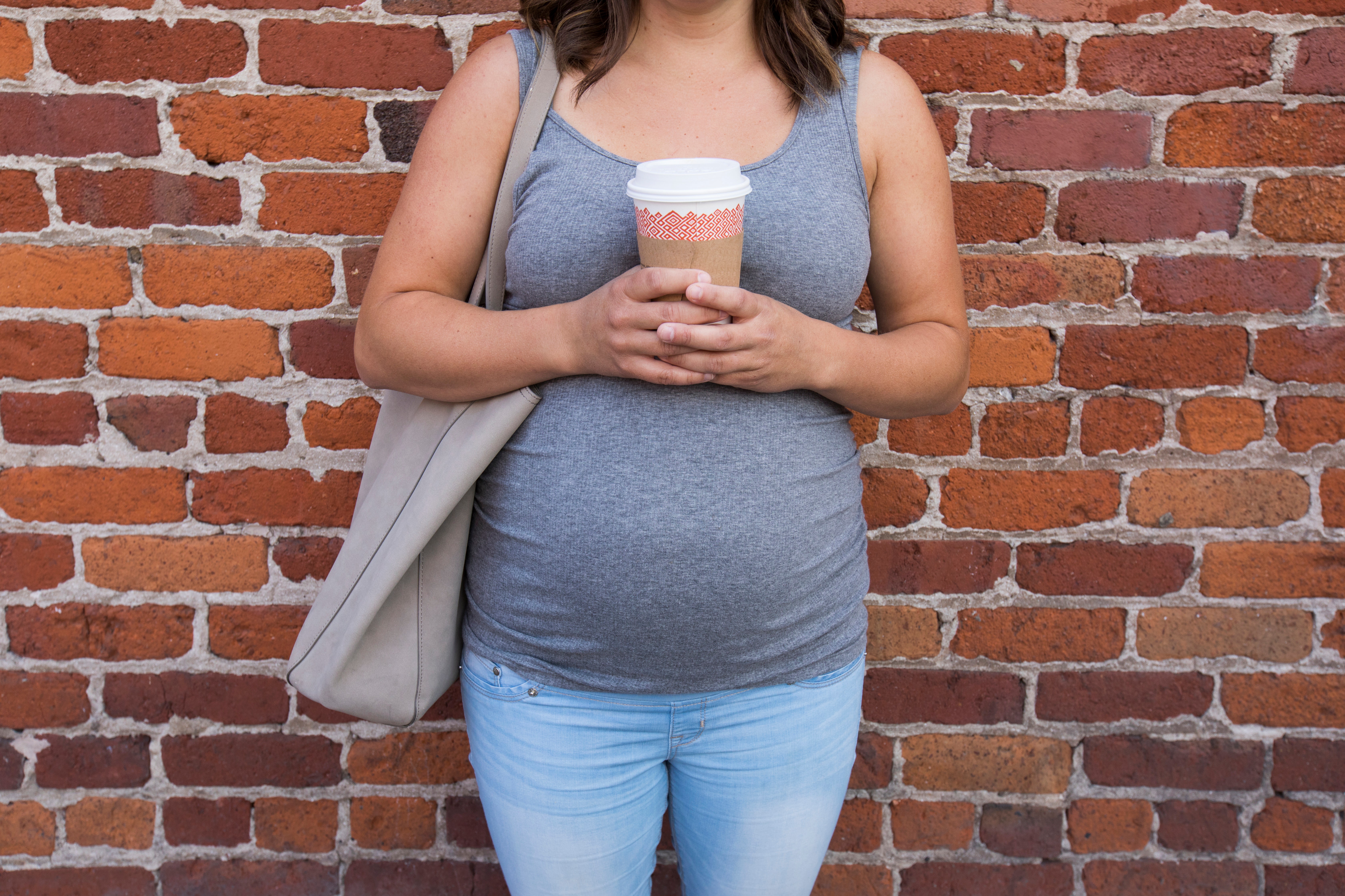 Пила кофе в беременность. Беременные девушки в топиках. Кофе беременным.