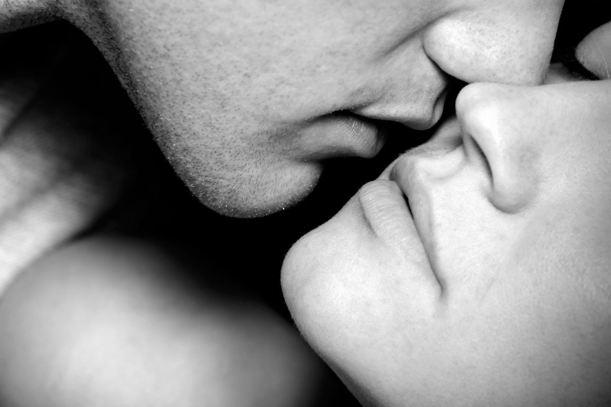 Мужчина целует большие. Страстные губы. Картинки со смыслом про поцелуй. Фото поцелуй мужчины и женщины в губы черно белые. Мужской поцелуй кисочки.