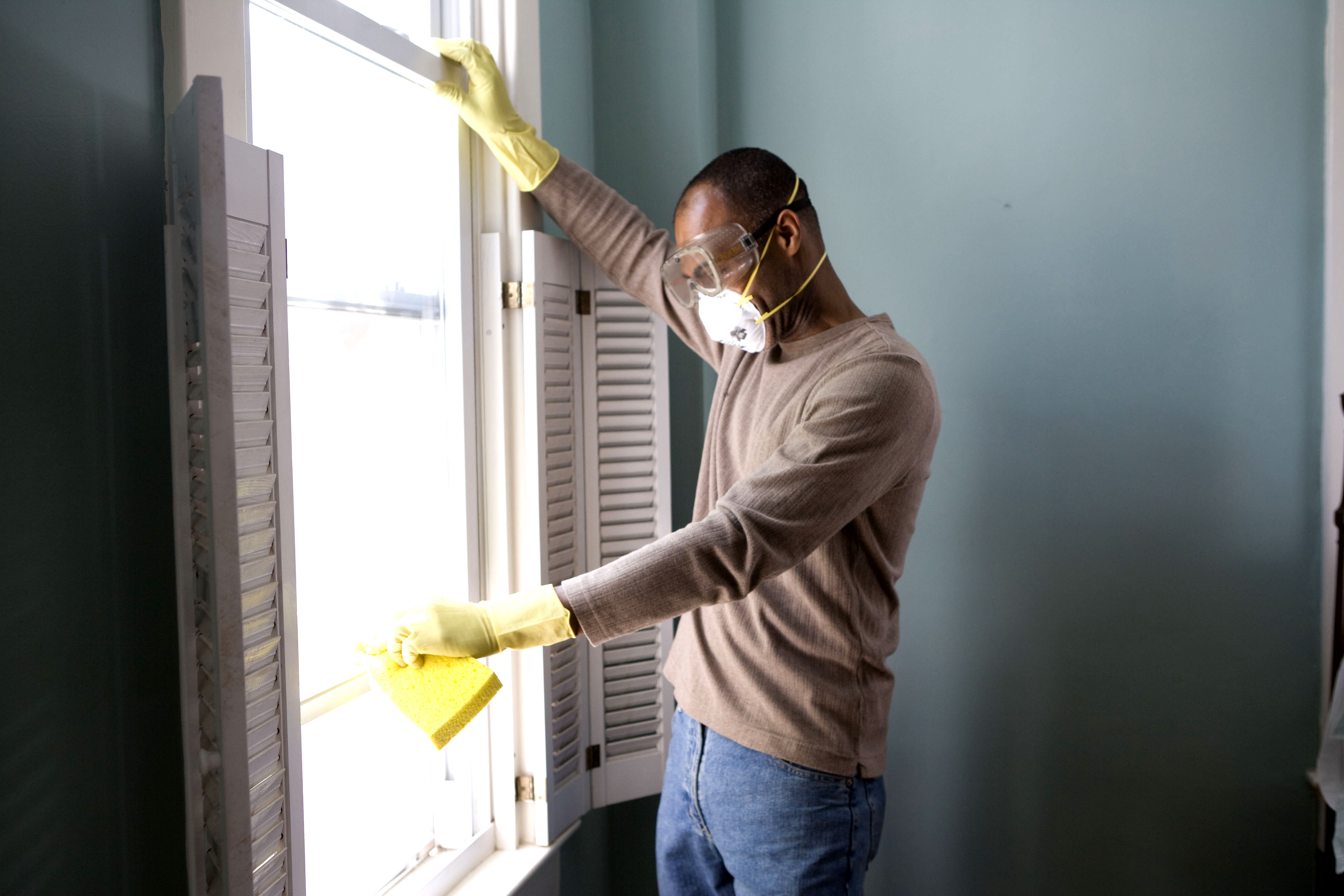 Очистка дома слушать. Мужчина протирает окно. Man Cleaning Windows. Клининг афроамериканцы. Cleaning.