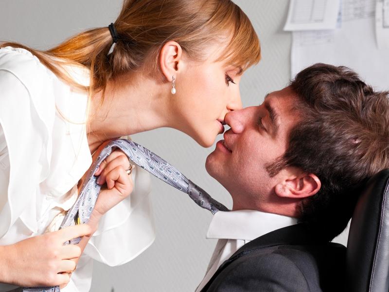 Фото женатого мужчины. Флирт в офисе. Потянуть за галстук. Женщина тянет за галстук. Женщина держит мужчину за галстук.