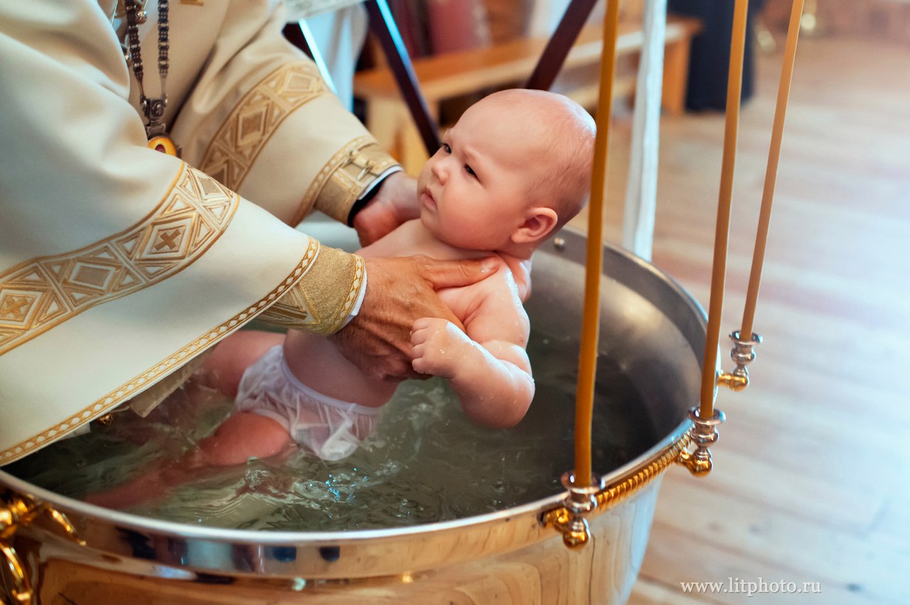 Крестят ли детей в воскресенье. Таинство крещения ребенка. Крестины в церкви. Крещение в храме. Младенец в храме.