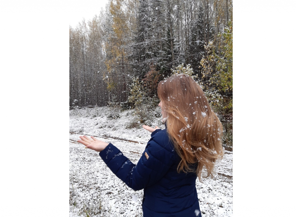 Там снег выпал. Выпал первый снег. Русые волосы снег. Выпал первый снег картинки. Русая девушка зимой без лица.