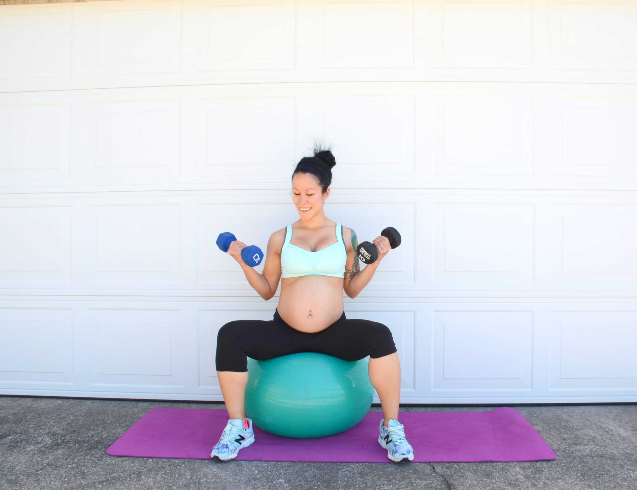 Mom balls. Фитбол для беременных упражнения. Растяжка для беременных с фитболом. Упражнения на фитболе для беременных во 2 триместре. Занятия с фитболом для беременных 2 триместр.
