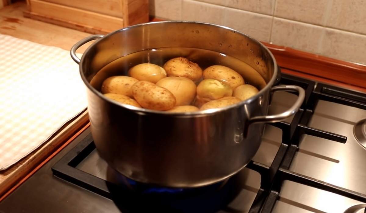 Картошку варить в холодной или горячей воде. Картошка в кастрюле. Вареная картошка в кастрюле. Кастрюля для варки картофеля. Отварить картофель.