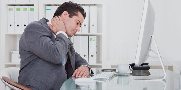 Работа в офисе часто является причиной проблем с позвоночником