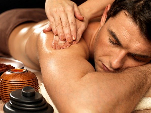 При расслабляющем массаже нужно легко касаться кожи, плавно проводя ладонями в разных направлениях