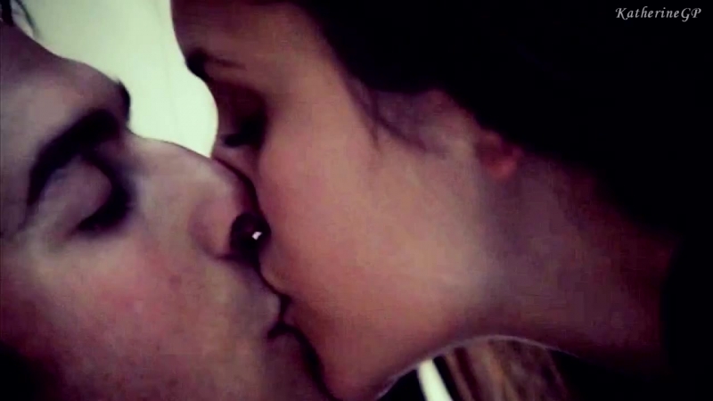 Парень целует девушку гифка. Страстный поцелуй. Поцелуи страстные в губы. Поцелуй gif. Нежный поцелуй.
