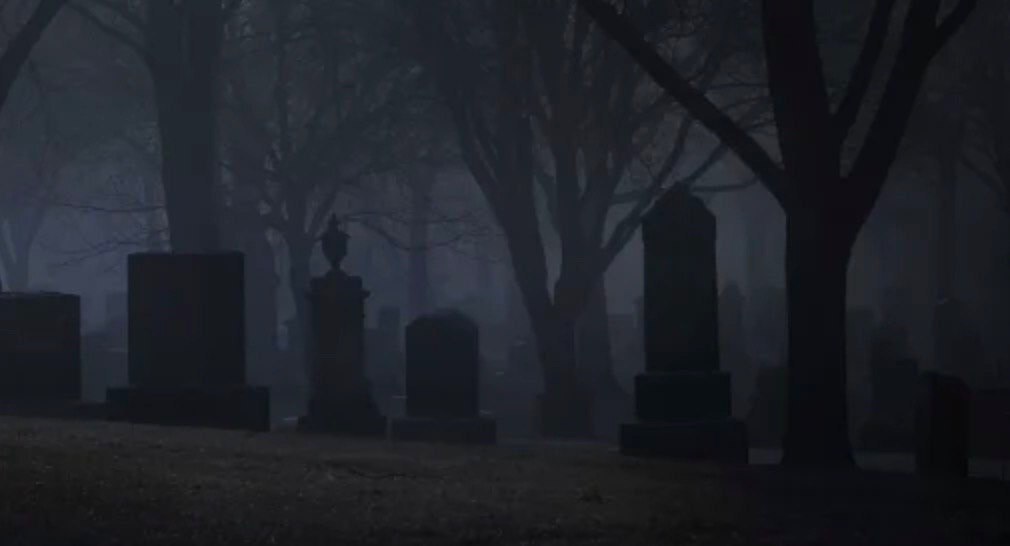 Можно с месячными ходить на кладбище. Кладбище ночью. Кладбище ночью с призраками.