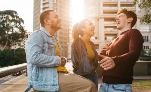 Веселая компания парней и одна женщина