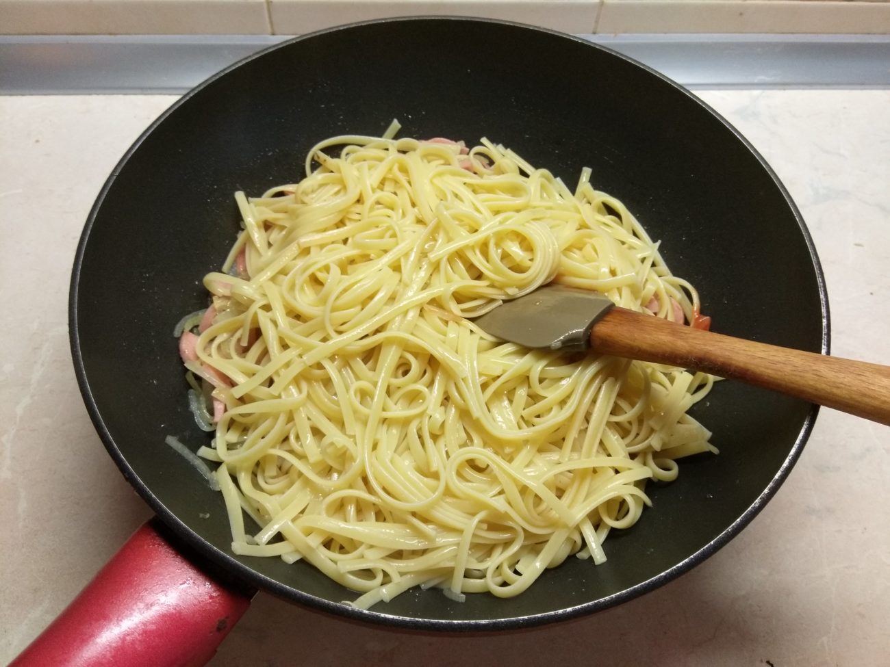 Сварить макароны в кастрюле чтобы не слипались. Спагетти вареные. Макароны в кастрюле. Кастрюля для спагетти. Спагетти с сосисками в кастрюле.